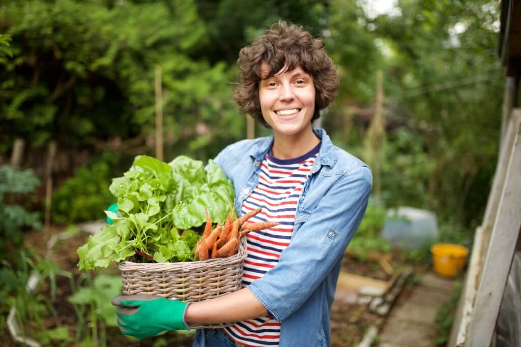 Jeune maraichère sur son exploitation - exploitant agricole - réseau AS, FNAS